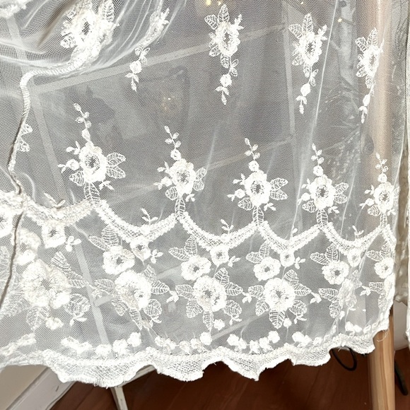 Ginger G M White Lace Kimono/. Beautiful floral embroidery, very flowy.EUC - Picture 5 of 5